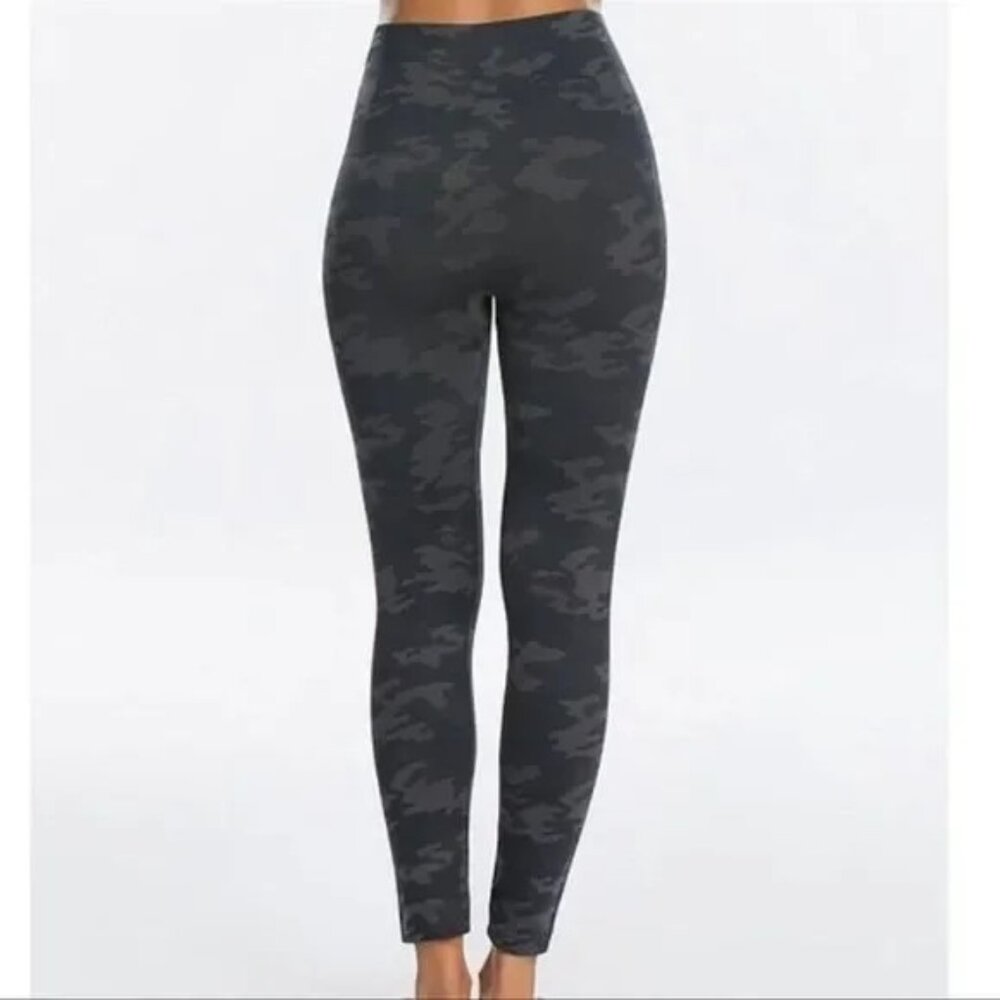 EUC Spanx Seamless Camo leggings - Size Medium